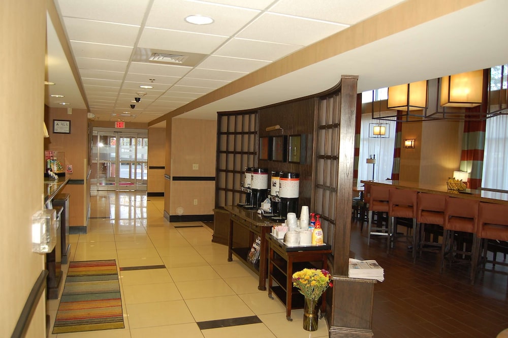 Hampton Inn & Suites Charlotte Airport - photo 4