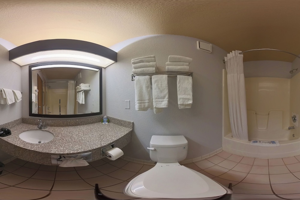 Blue Way Inn & Suites Eagan - photo 12