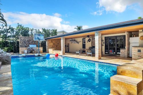 Sunny Paradise w Saltwater Pool Hot Tub Grill Sunrise — hotel in Sunrise