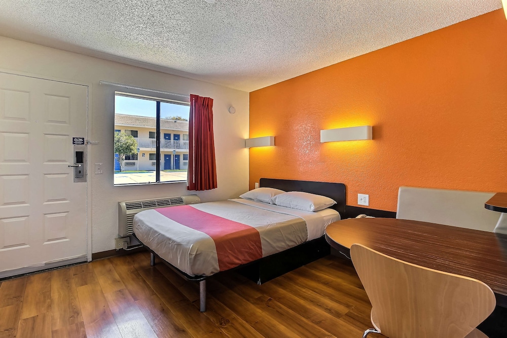 Motel 6 Oakland Airport - photo 12