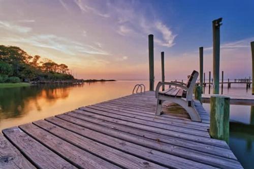 Spacious house Deep Water Dock Pool Golf Cart Rental available — 4-Star Luxury Hotel in Eastpoint, United States