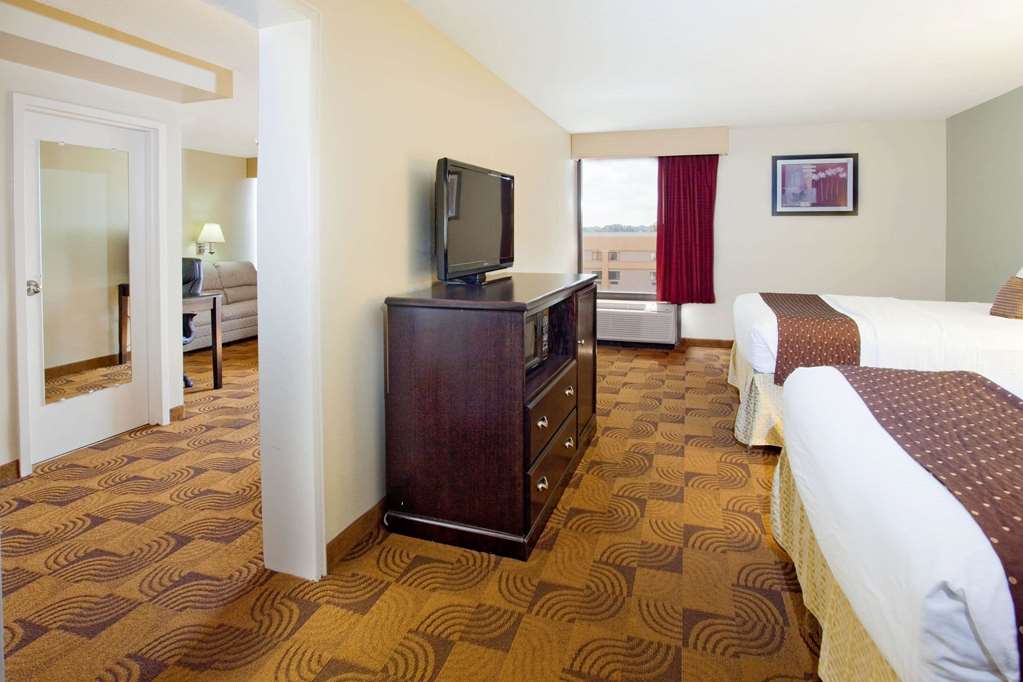 La Quinta Inn & Suites by Wyndham Memphis Airport Graceland - photo 19