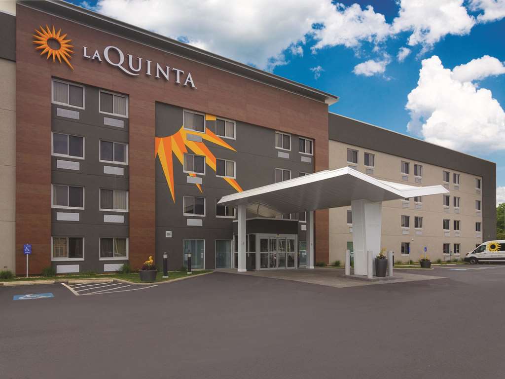 La Quinta Inn & Suites by Wyndham Cleveland Airport North - photo 4