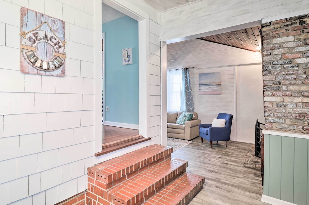 Jacksonville Retreat w Pool & Yard 3 Mi to Zoo in Jacksonville, United States