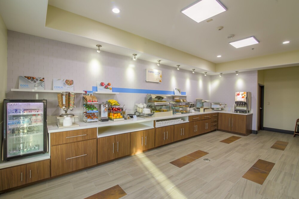 Holiday Inn Express & Suites Raymondville by IHG - photo 15