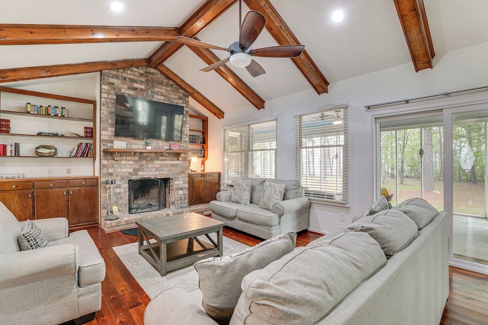 Patio Pool Table: Lake Marion Getaway — hotel in Santee
