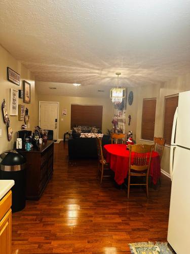 Riverside Escape King Suite and Queen Suite. — 4-Star Luxury Hotel in Sevierville, United States