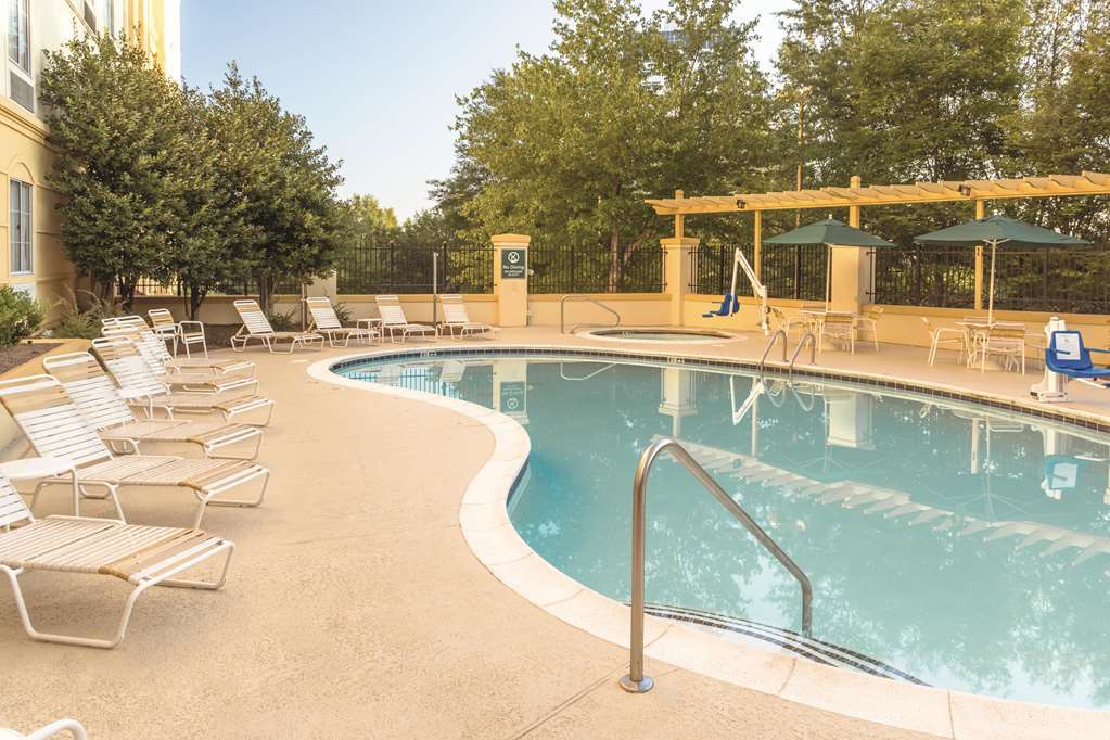 La Quinta Inn & Suites by Wyndham Atlanta Ballpark Galleria - photo 11
