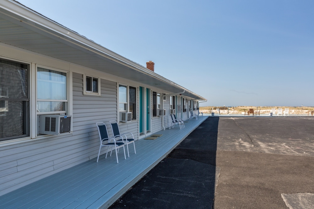 East Harbour Motel and Cottages - photo 54