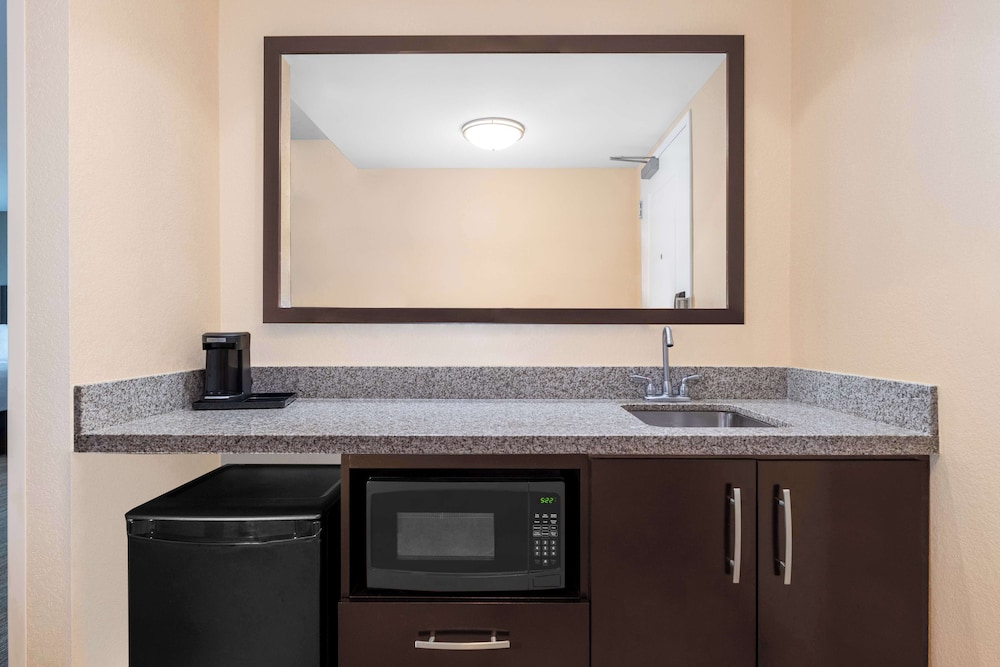 Hampton Inn & Suites Madison Downtown - photo 16