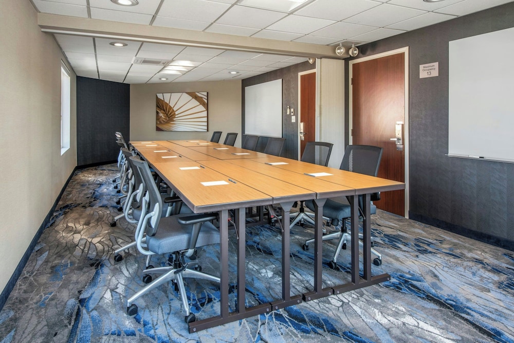 Fairfield Inn & Suites by Marriott San Jose Airport - photo 28