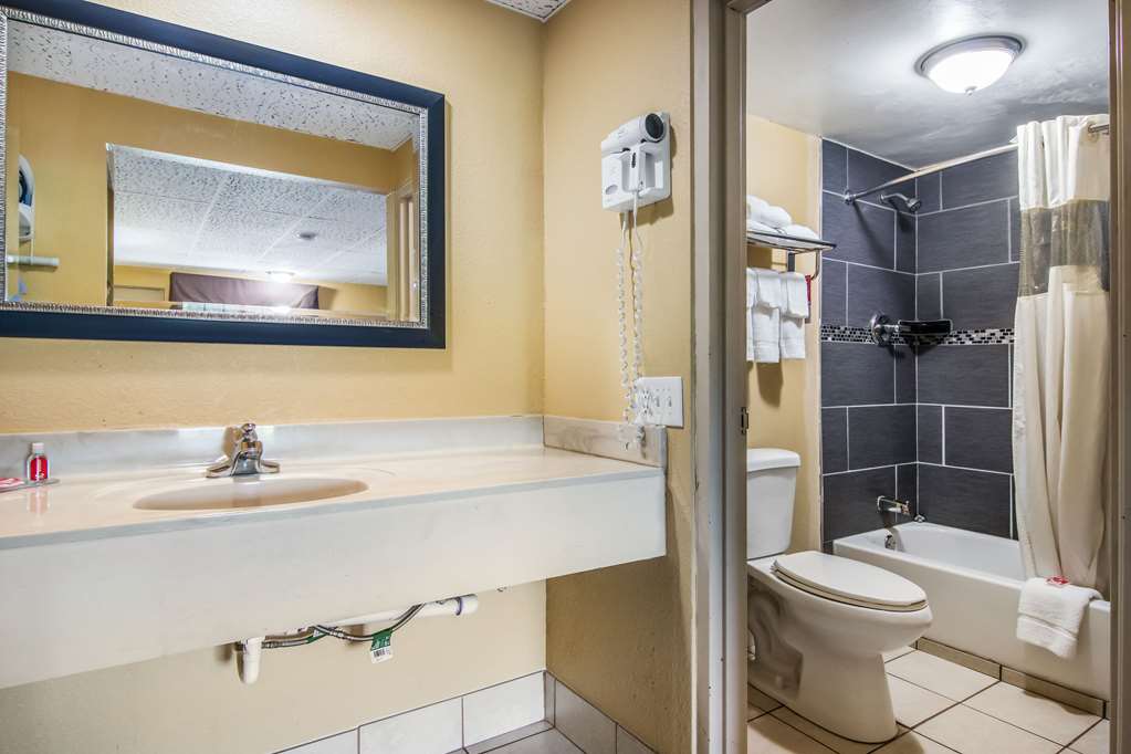 Econo Lodge Bradford South - photo 17