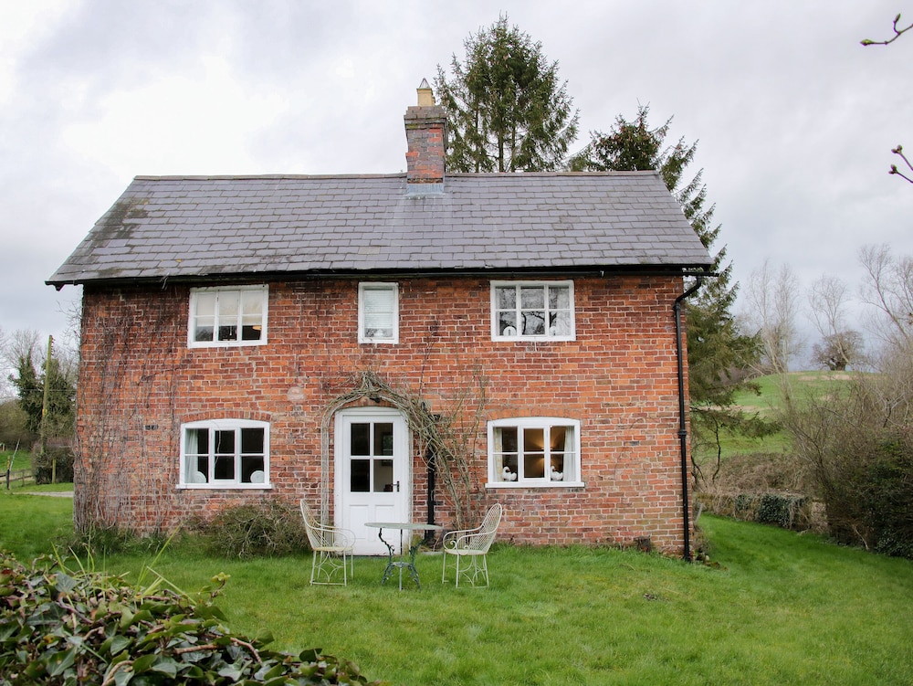 Wolvesacre Mill Cottage — 4-Star Luxury Hotel in Wrexham, United Kingdom