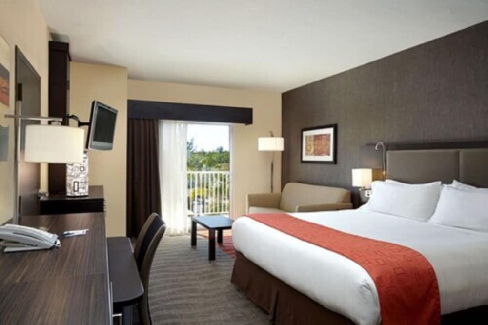 Holiday Inn Express Hotel Naples Downtown 5th Avenue - photo 7