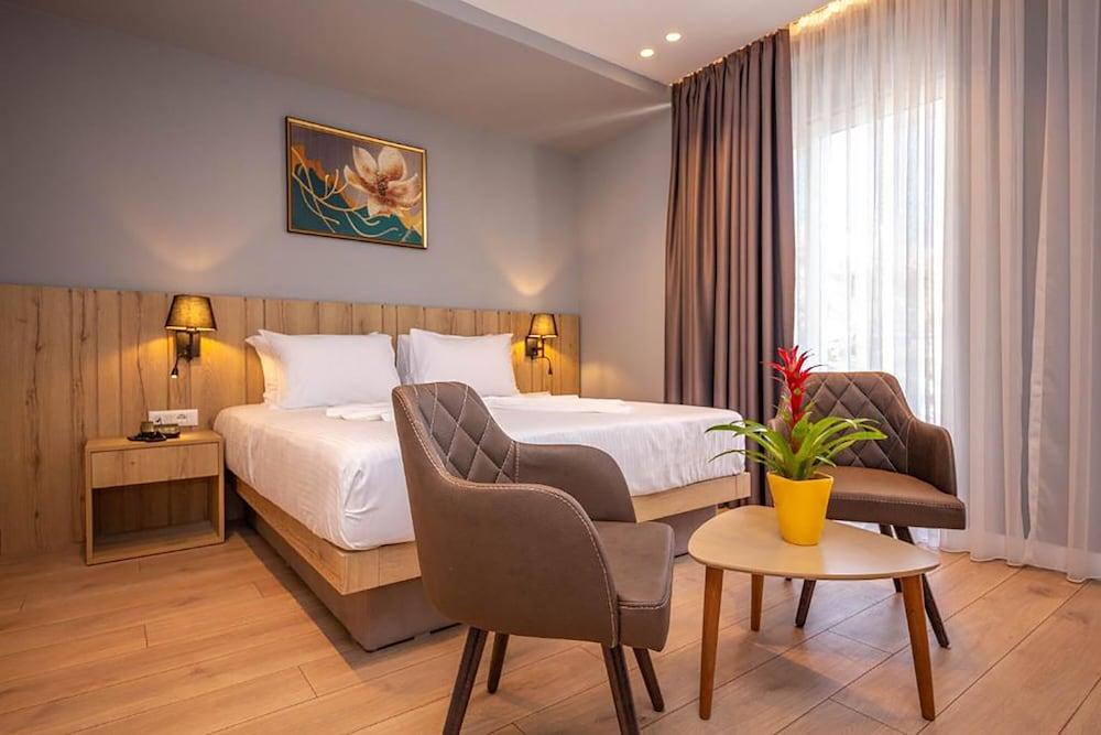 Azure Inn Hotel — Sarande