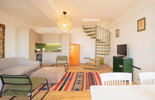 3BR Scenic Terrace Apt in Abanotubani By Wehost