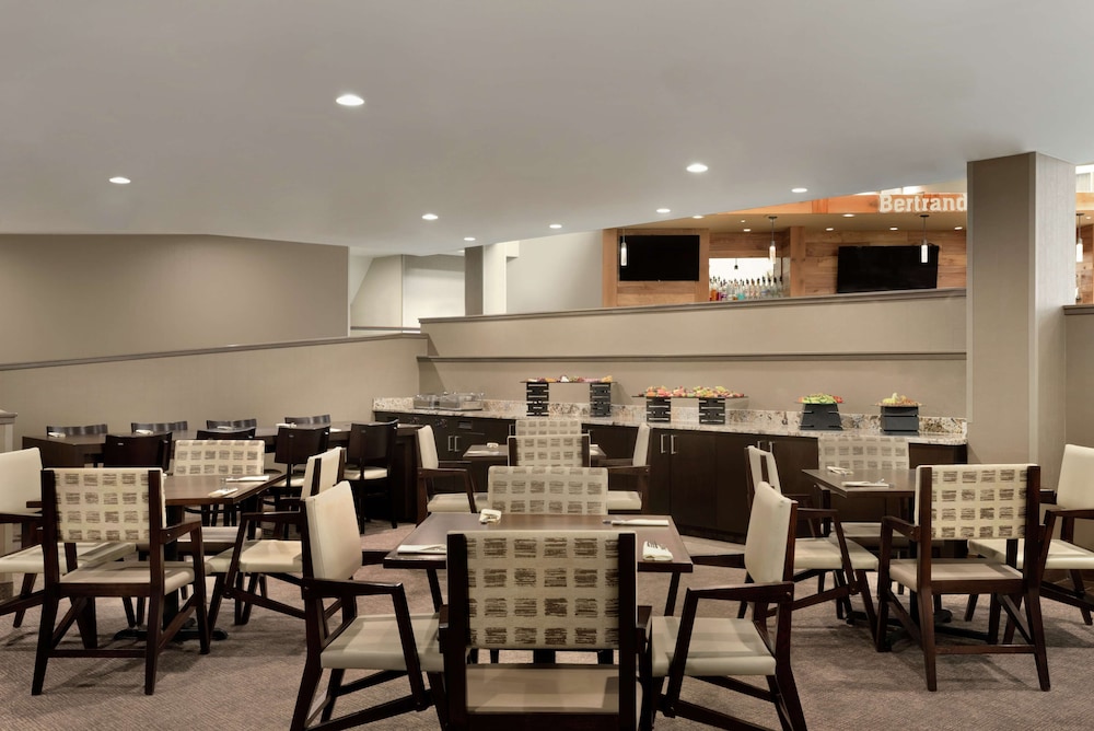Embassy Suites by Hilton Milwaukee Brookfield - photo 62