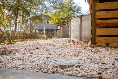 Woodlands Wonder by Oak Island Accommodations - photo 3