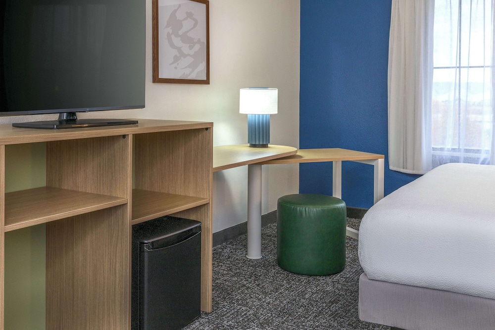 Spark by Hilton Denver International Airport - photo 8