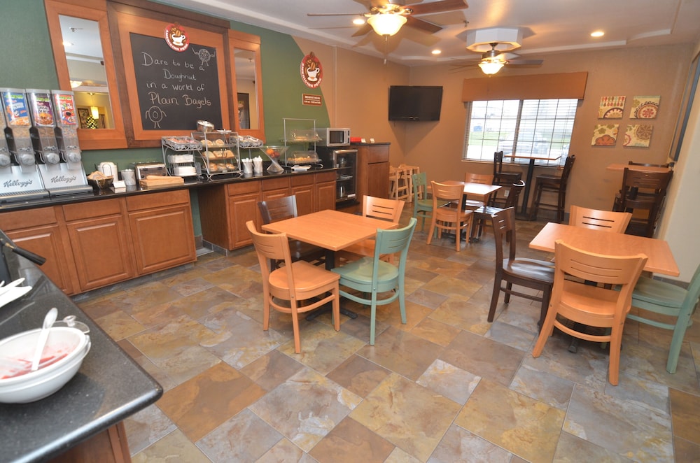AmericInn by Wyndham Des Moines Airport - photo 43