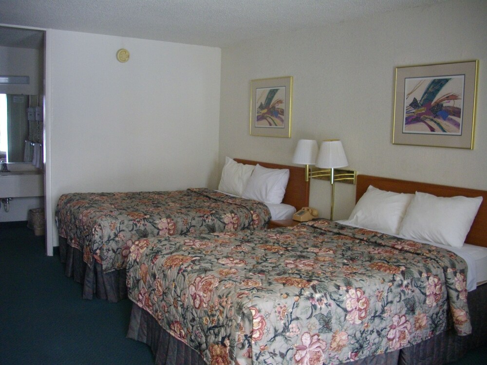 Macomb Inn - photo 8