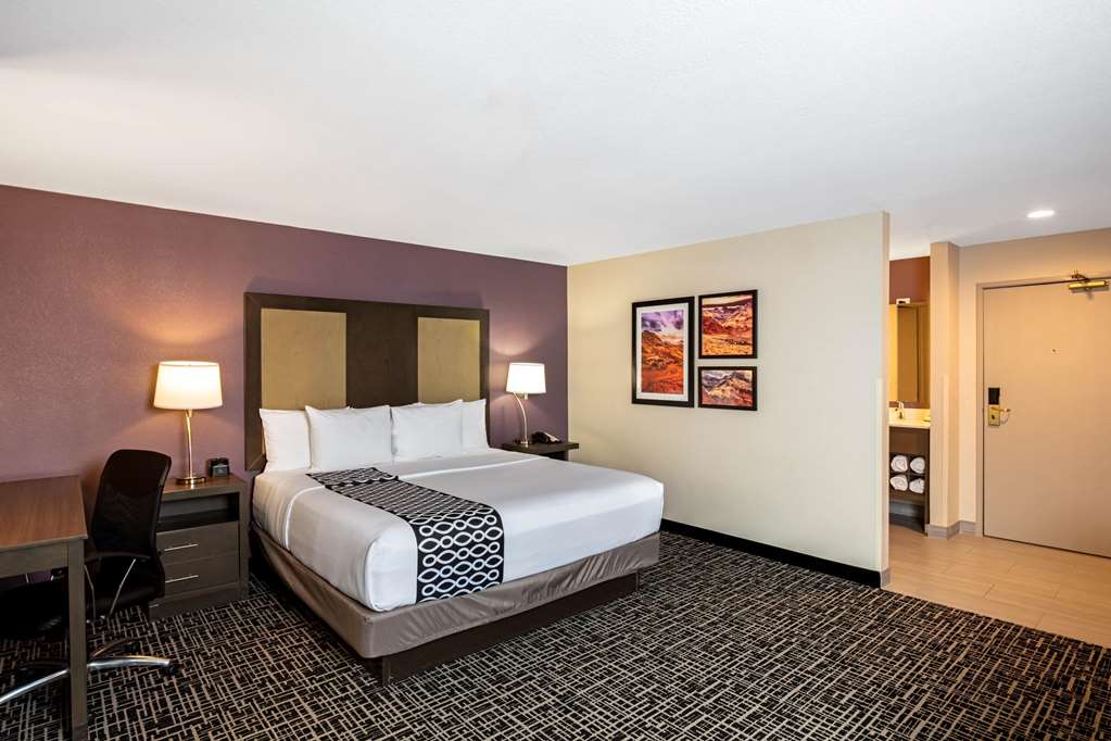 La Quinta Inn & Suites by Wyndham Las Vegas Nellis - photo 25