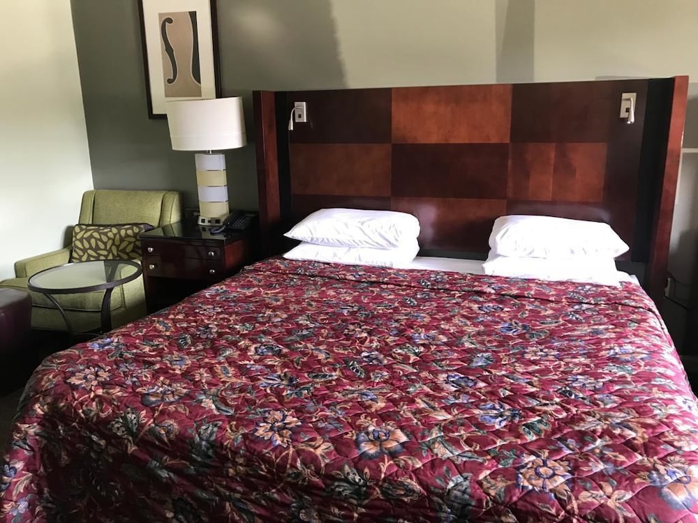 Cci Express Inn - carbon neutral hotel in Central