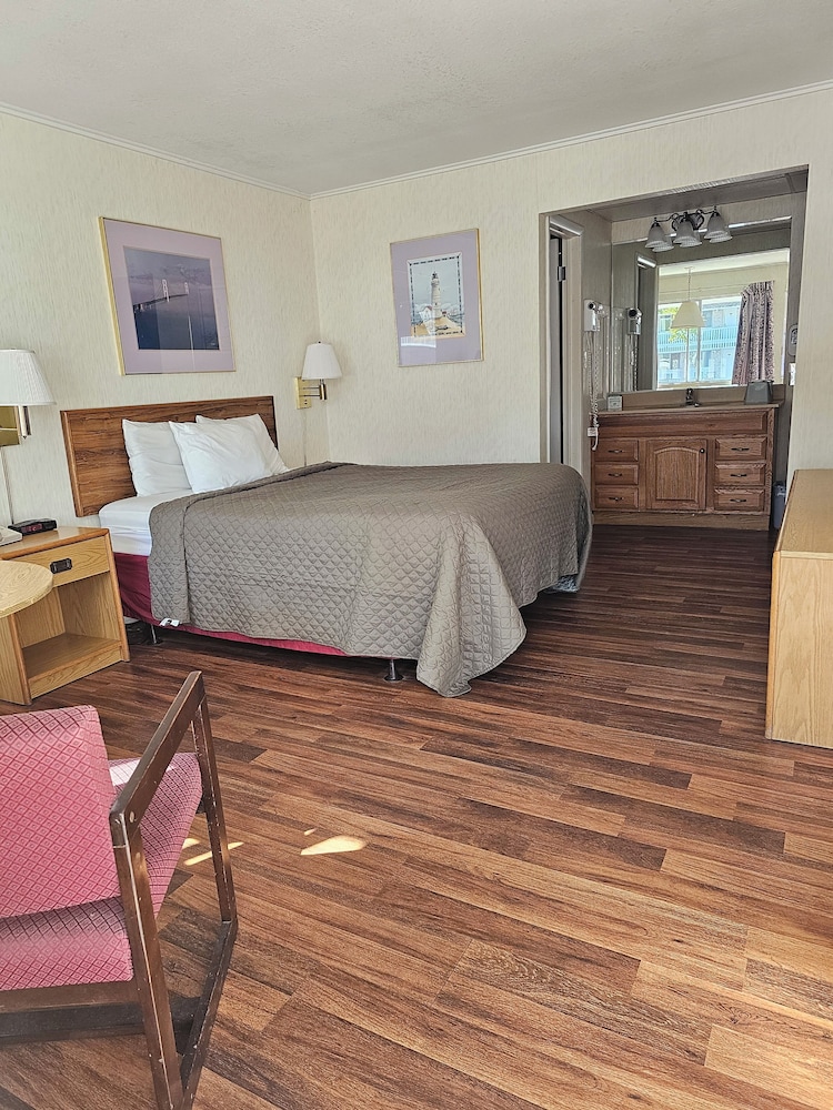 Travelodge by Wyndham Mackinaw City - photo 8