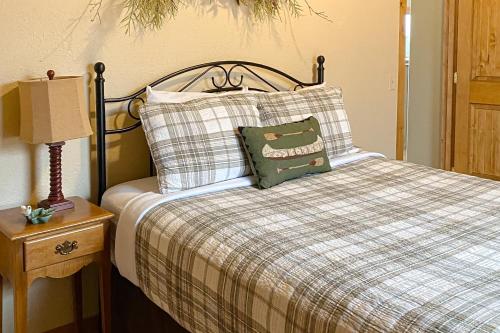 Spectacular lake View retreat with Deck Grill in Dayton, United States