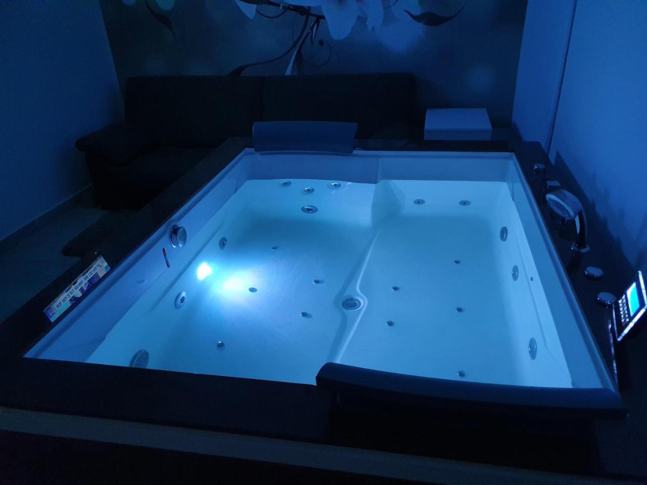 Regim Hotel Hanea Jacuzzi in Camera Piscina Exterioara Si Sauna Comuna in Sibiu, Romania