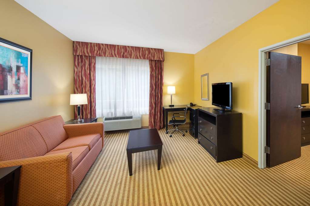 La Quinta Inn & Suites by Wyndham Atlanta Union City - photo 44