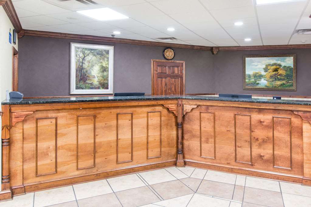 Days Inn by Wyndham Columbus North Fort Moore - photo 3