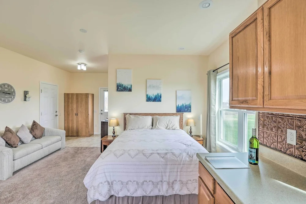 Geneva Studio 3 Miles To Seneca Lake 17921421 — Geneva