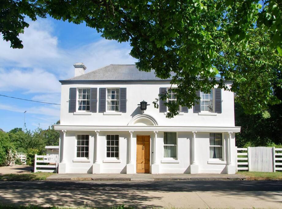Islay House Whole House — 4-Star Luxury Hotel in Woodend, Australia