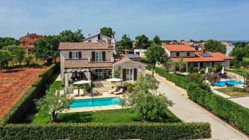 Atemberaubende Finca mit Bikes Salzwasserpool Meerblick Spielplatz Lounge Bereich — 4-Star Luxury Hotel in Kastelir, Croatia