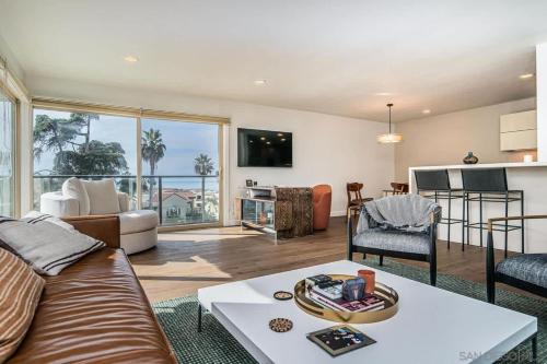 Top Floor Oceanfront Condo — 4-Star Luxury Hotel in San Diego, United States