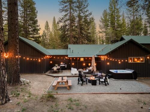 Family Cabin With Hot Tub Games & Forest Views — 4-Star Luxury Hotel in Clio, United States