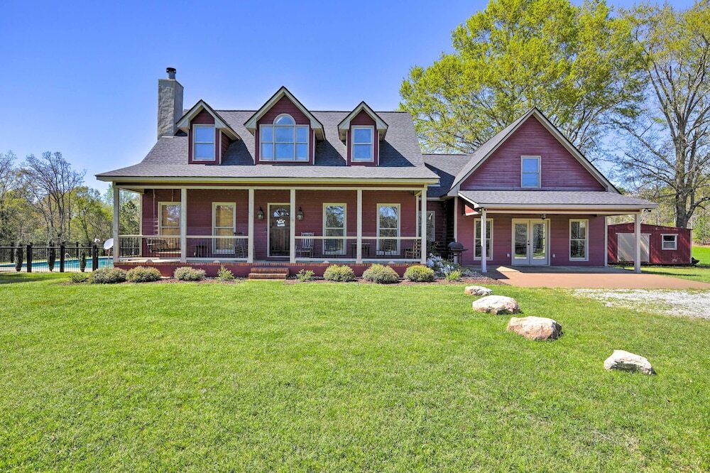 Pine Mountain Valley House with Pool and Grill — 4-Star Luxury Hotel in Hamilton, United States