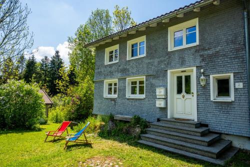Mit Blick auf Bergwiesen Familienfreundliches Bauernhaus im Westallgäu — hotel in Weiler-Simmerberg