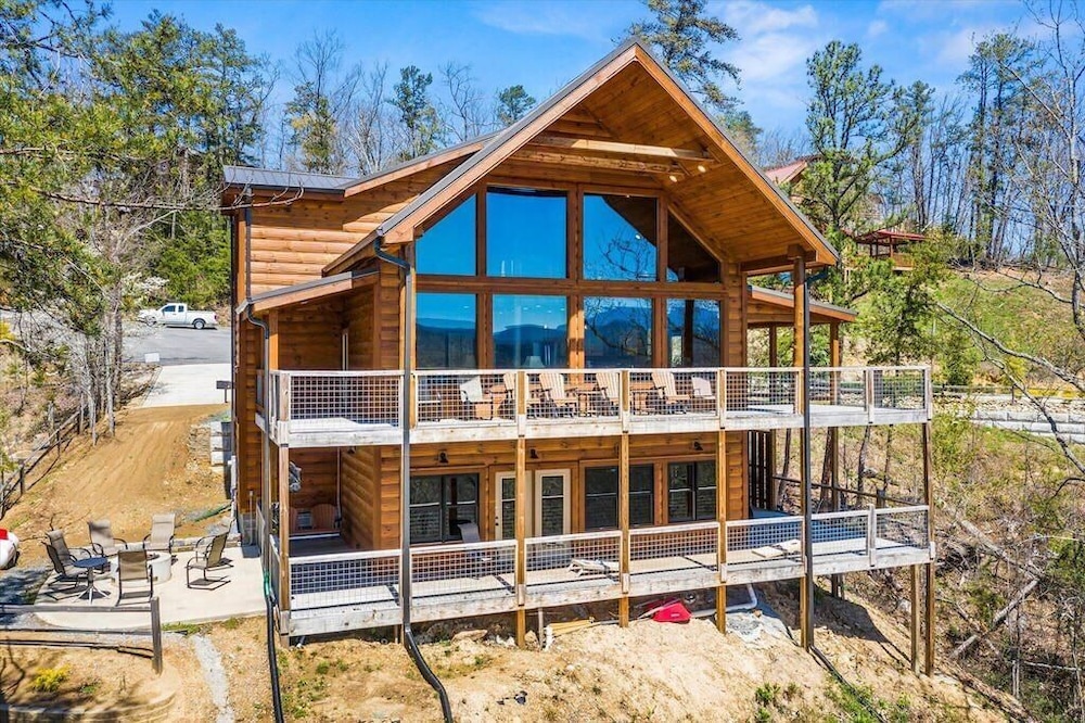 Bearfoot Landing - carbon neutral hotel in Sevierville
