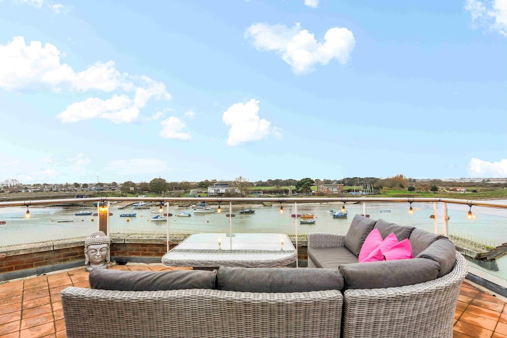 River Heights With Views Parking By My Getaways — hotel in Shoreham-By-Sea
