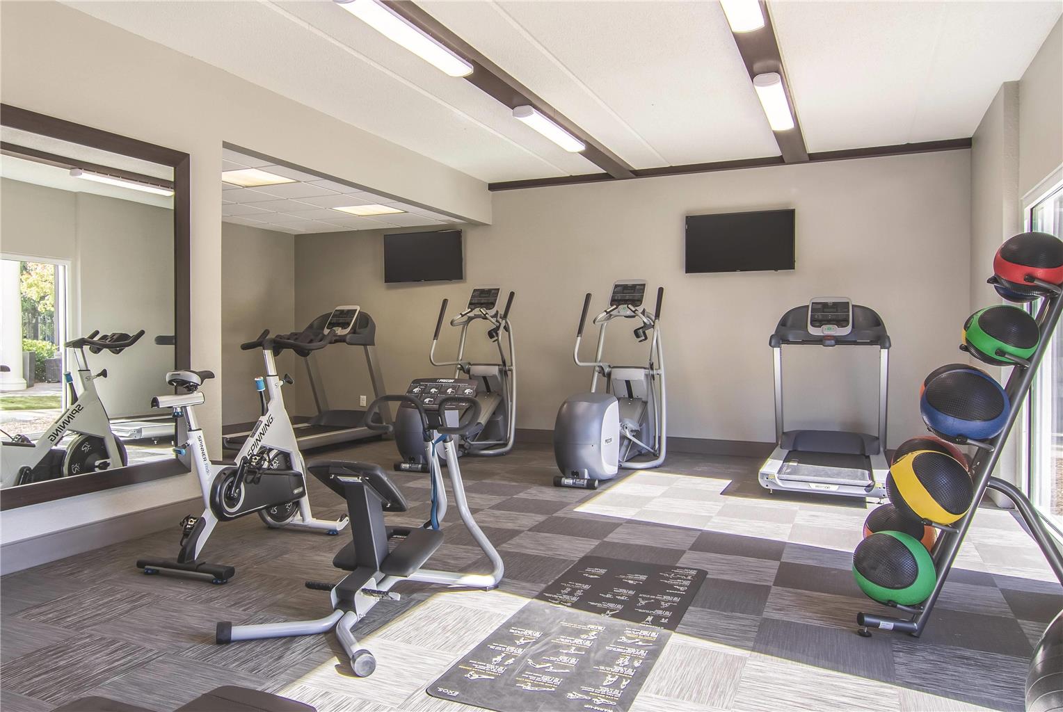 La Quinta Inn & Suites by Wyndham Atlanta Perimeter Medical - photo 11