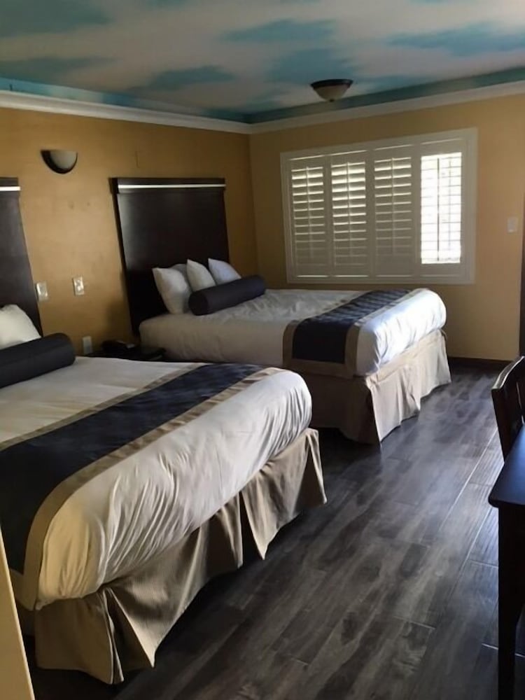 Hollywood Palms Inn and Suites - photo 14