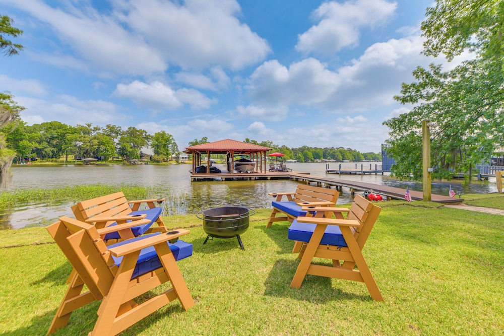 Private Dock Porch Lakefront Retreat In Cobb — Cobb