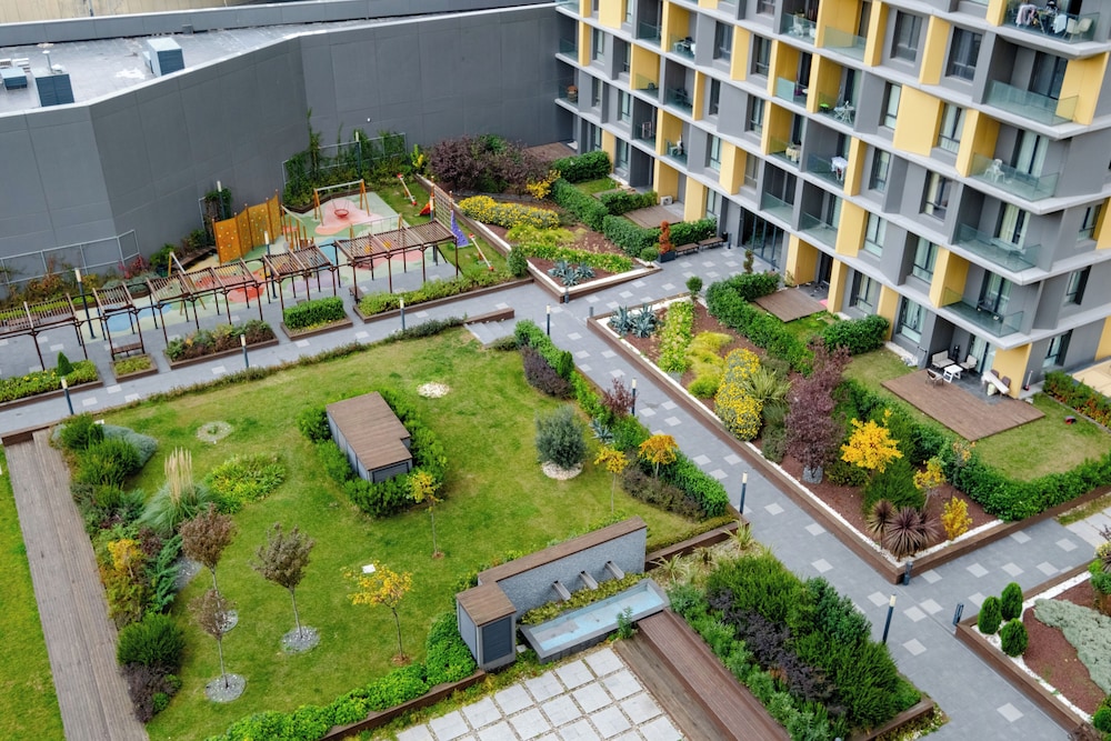 33 Floor Cozy Central with Balcony Gym Pool — 4-Star Luxury Hotel in Istanbul, Turkey