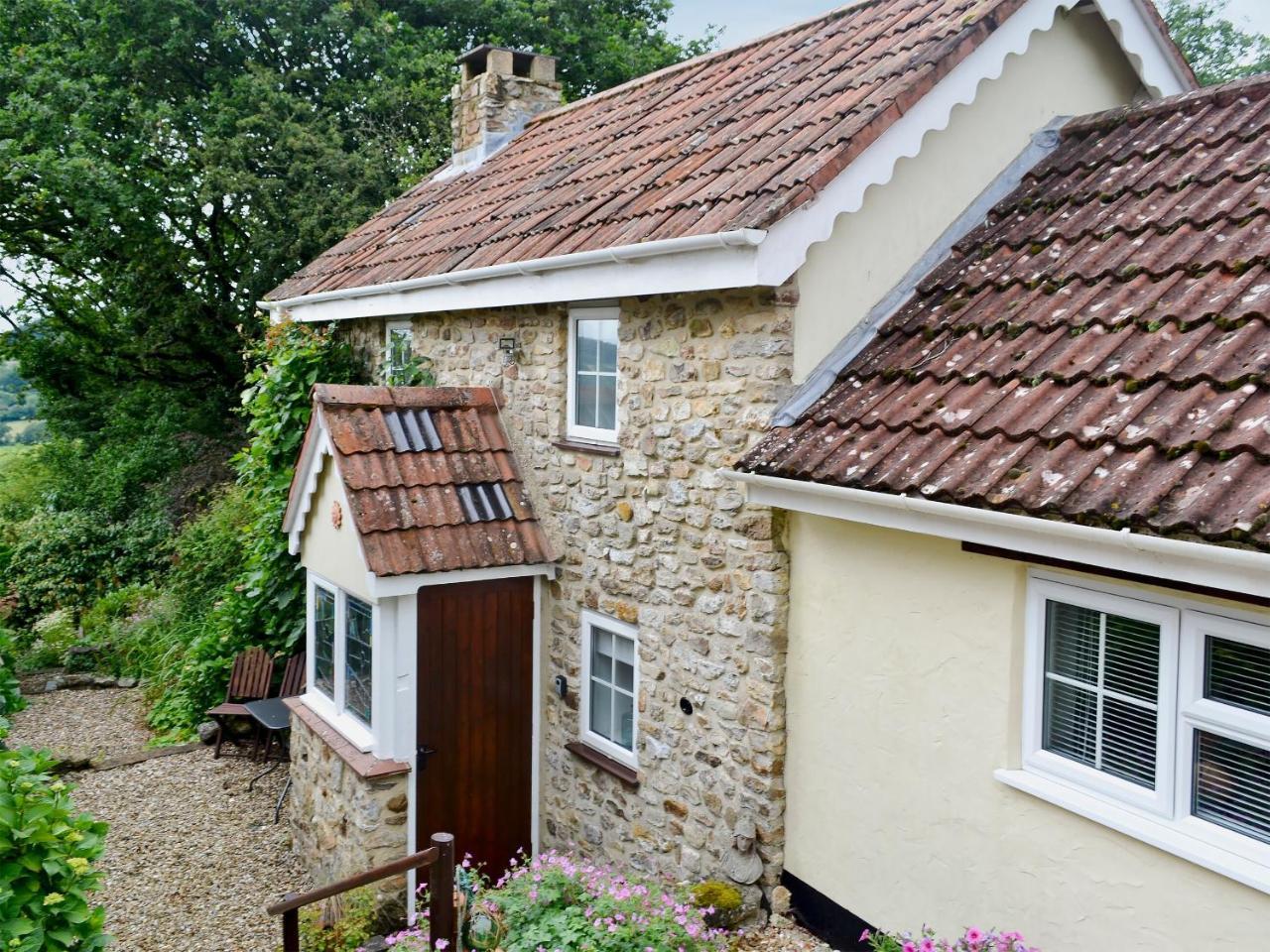 Oak Apple Cottage — 4-Star Luxury Hotel in Honiton, United Kingdom