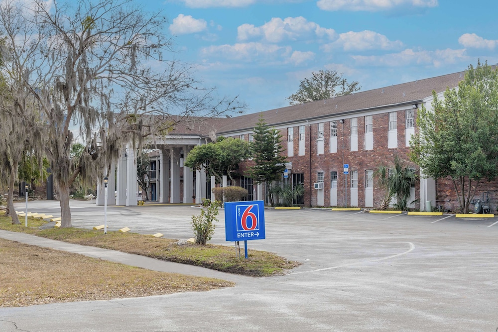 Motel 6 Ocala FL Conference Center - carbon neutral hotel in Ocala