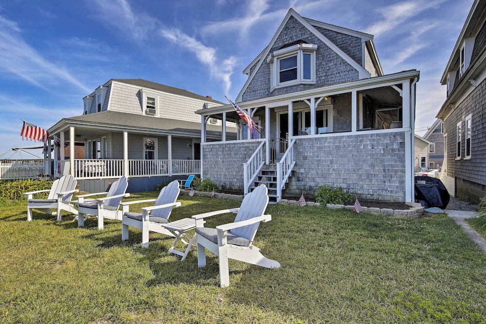 Oceanfront Cape Cod Home with Porch Yard and Grill — 4-Star Luxury Hotel in Marshfield, United States