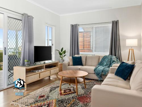 3BR Contemporary Home with Sea Views — 4-Star Luxury Hotel in Victor Harbor, Australia