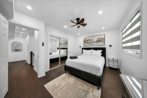 Hidden 3BR Gem with Workspace Fast wifi and Parking in Toronto, Canada